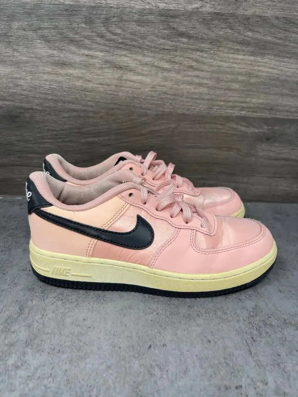 Nike Air Force 1 Low Valentines Day Sneakers Kids Size 1 GS Pink Sneakers - Picture 5 of 10